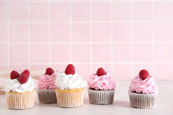 Tasty Raspberry Cupcakes Table — Stock Photo, Image
