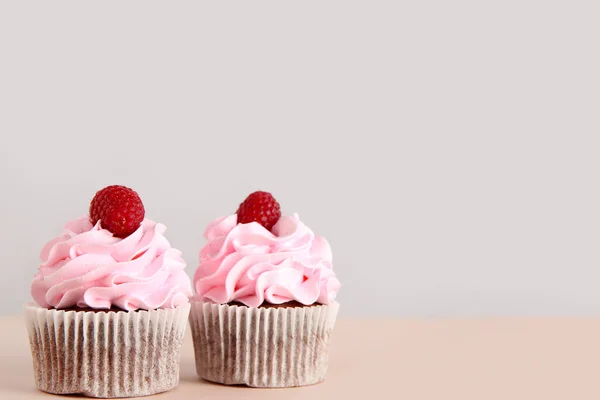 Savoureux Cupcakes Framboises Sur Fond Beige — Photo