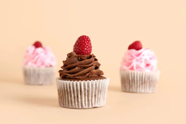 Sabrosos Cupcakes Con Frambuesas Sobre Fondo Beige — Foto de Stock