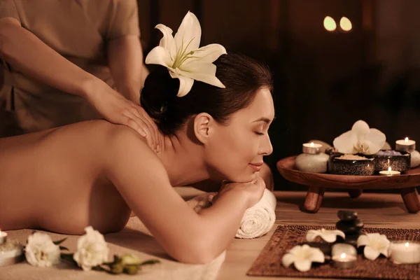 Jonge Vrouw Het Hebben Van Massage Donkere Spa Salon — Stockfoto