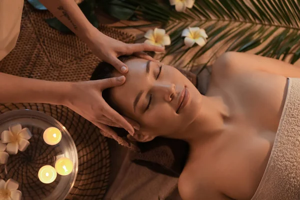 Jeune Femme Ayant Massage Dans Salon Spa Sombre Gros Plan — Photo