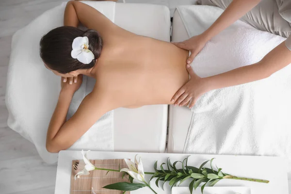 Jeune Femme Ayant Massage Dans Salon Spa Vue Sur Dessus — Photo