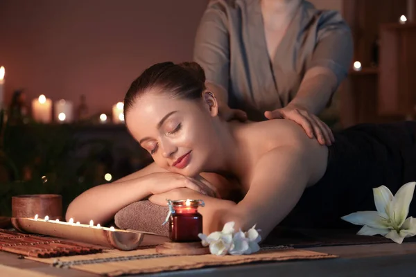 Mooie Jonge Vrouw Krijgen Massage Donker Spa Salon Close — Stockfoto