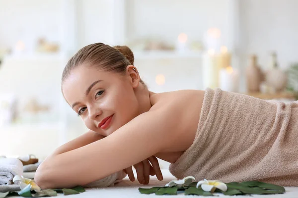 Wanita Muda Yang Cantik Santai Spa Salon Closeup — Stok Foto