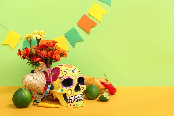 Mexikanischer Totenkopf Mit Ringelblumen Und Limette Auf Gelbem Tisch Vor — Stockfoto