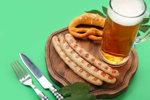 Wooden Board Tasty Bavarian Sausages Pretzel Mug Beer Green Background — Stock Photo, Image