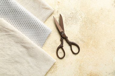 Işık arkaplan üzerinde kumaş ve makas kümesi