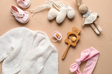 Renkli arka planda bebek oyuncakları ve aksesuarları