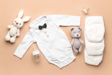 Bebek kıyafetleri, oyuncaklar ve aksesuarlı kompozisyon