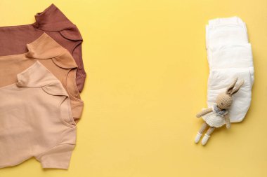 Renkli bebek kıyafetleri, oyuncak ve bebek bezi seti
