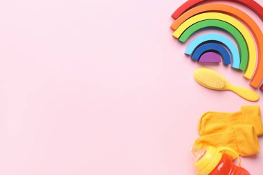 Pembe arka planda bebek aksesuarları.