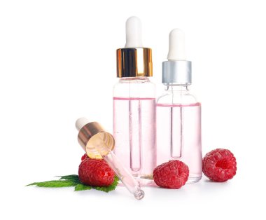 Beyaz arka planda kozmetik ahududu yağı şişeleri