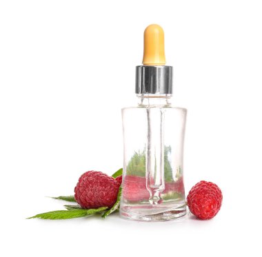 Beyaz arka planda bir şişe kozmetik ahududu yağı