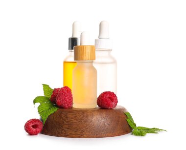 Beyaz arka planda kozmetik ahududu yağı şişeleri