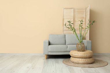 Bambu dalları olan şık bir oturma odası.