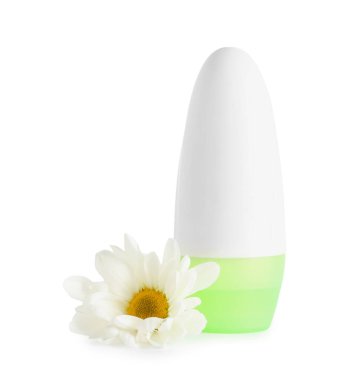 Beyaz arkaplanda deodorant ve papatya çiçeği