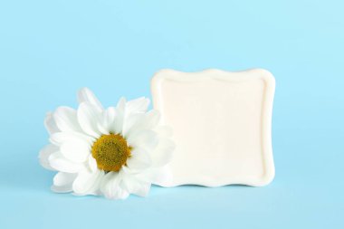 Renkli sabun ve papatya çiçeği