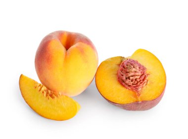 olgun şeftaliler beyaz arka planda izole edilmiş