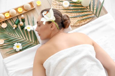 Genç bir kadın kaplıcada dinleniyor.