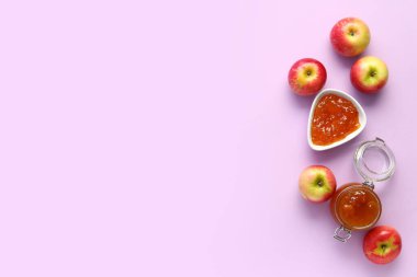 Leylak arka planında kavanoz ve bir kase elma reçeli