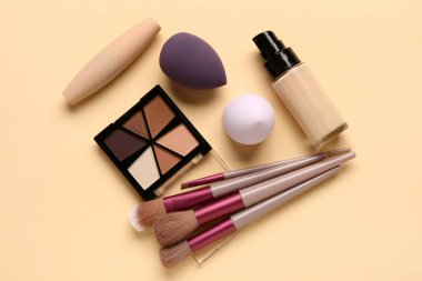 Renk arkaplanına makyaj fırçaları, süngerler ve kozmetik setleri