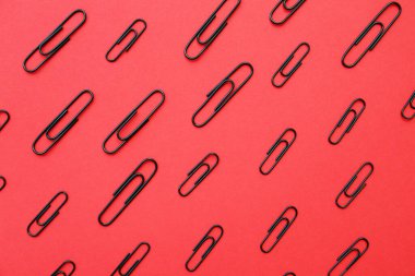 Kırmızı arkaplanda ataçlı kompozisyon