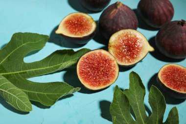 Taze incir ve yapraklar mavi arkaplanda