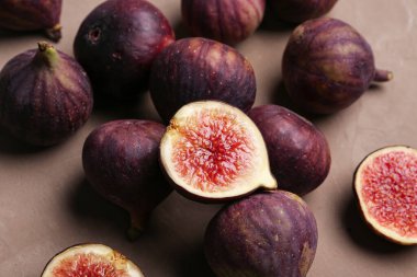 Kahverengi arka planda taze incir