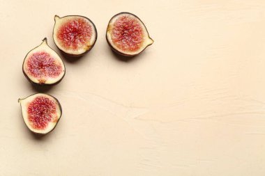 Sarı arka planda taze taze incir yarıları