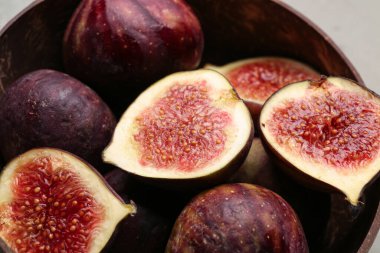 Gri arkaplanda taze incir kabı, yakın plan.