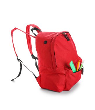 Beyaz arka planda farklı kırtasiye malzemeleriyle süslü kırmızı okul sırt çantası.