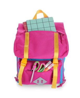 Beyaz arka planda farklı kırtasiye malzemeleriyle süslü okul çantası.