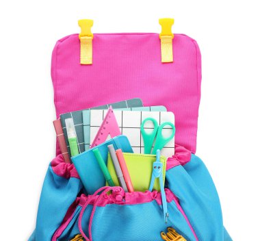 Beyaz arka planda farklı kırtasiye malzemeleriyle süslü okul çantası.