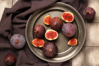 Gri fayanslı taze incir tabağı.