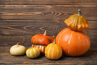 Ahşap arka planda farklı taze balkabakları