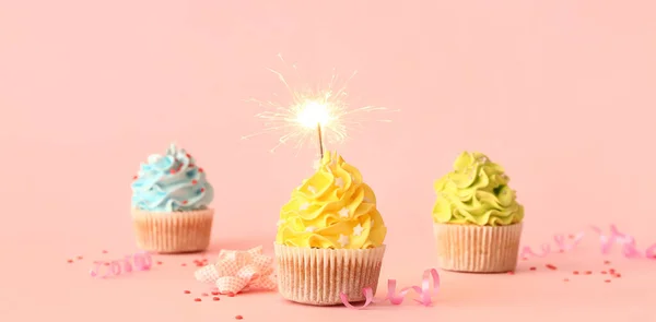 Cupcakes Ziua Naștere Gustoase Scânteie Fundal Roz — Fotografie, imagine de stoc