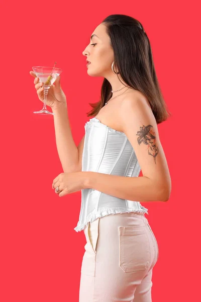 Mulher Bonita Com Martini Fundo Vermelho — Fotografia de Stock