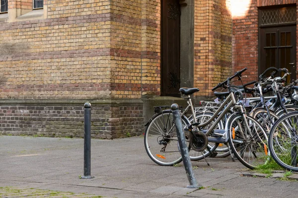 Bicicletas Modernas Estacionadas Calle Ciudad —  Fotos de Stock