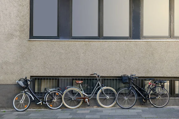 Moderne Cykler Parkeret Nærheden Bygningen Byens Gade - Stock-foto