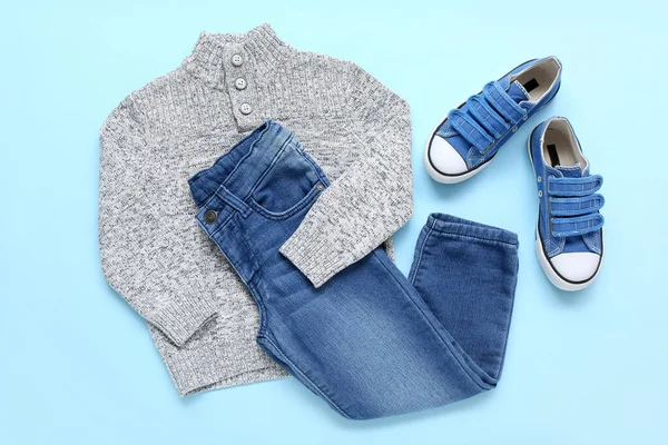 Stilvoller Kinderpullover Jeans Und Schuhe Auf Farbigem Hintergrund — Stockfoto