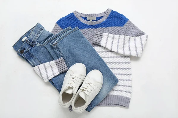 Suéter Para Niños Con Estilo Jeans Zapatos Sobre Fondo Claro — Foto de Stock