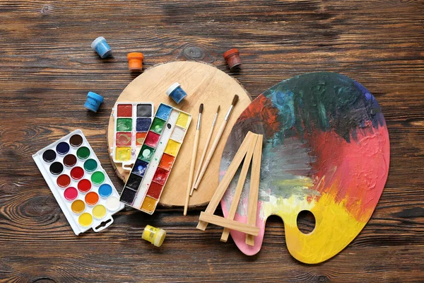 Paleta Farbami Akwarelowymi Pędzlami Drewnianym Stole — Zdjęcie stockowe