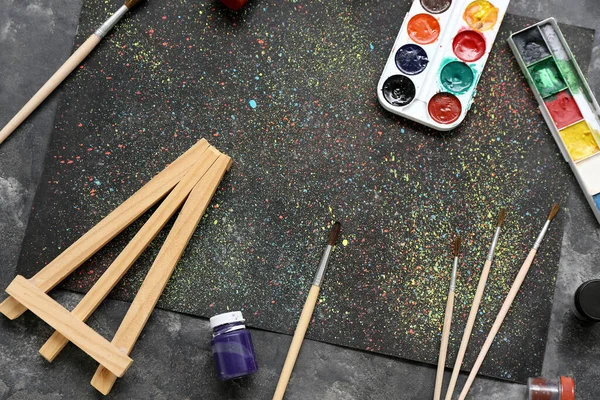 Szczotki Farby Malowanie Czarnym Stole Grunge Zbliżenie — Zdjęcie stockowe