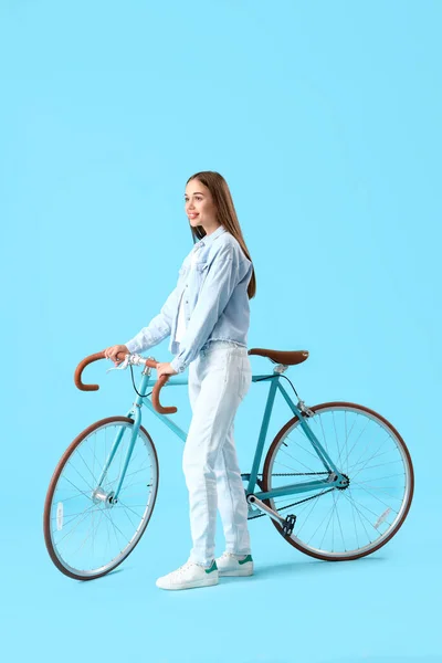 Jeune Femme Avec Vélo Sur Fond Bleu — Photo