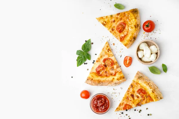 Kawałki Smacznej Pizzy Margarita Bazylią Miską Mozzarelli Białym Tle — Zdjęcie stockowe