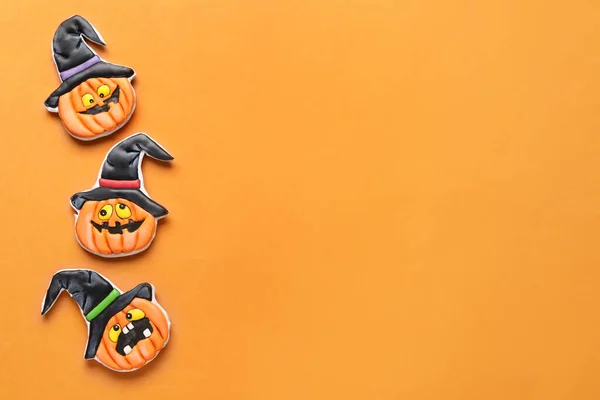 Sabrosas Galletas Forma Calabaza Para Celebración Halloween Sobre Fondo Beige — Foto de Stock