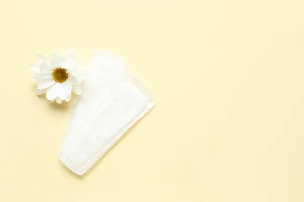 Menstrual Pads Chamomile Flower Color Background — Stock Photo, Image