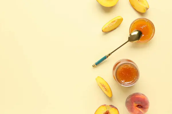 Samenstelling Met Lekkere Perzik Jam Vers Fruit Kleur Achtergrond — Stockfoto