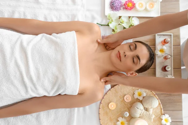 Jonge Vrouw Krijgt Massage Spa Salon Bovenaanzicht — Stockfoto