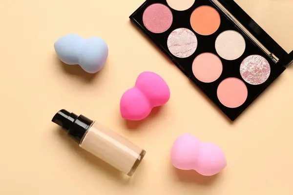 Conjunto Esponjas Maquillaje Base Líquida Sombras Ojos Sobre Fondo Color — Foto de Stock
